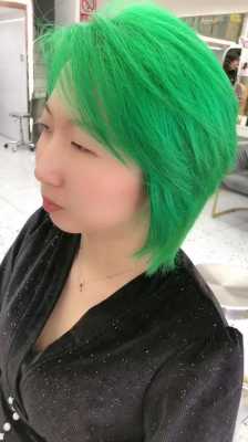 绿色头发怎么染色配方（墨绿色蜡染配方）
