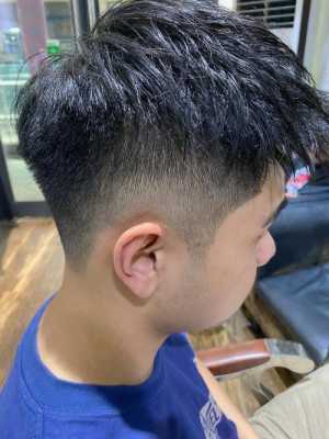 四十多岁烫什么发型好（40岁男士适合摩根烫么）