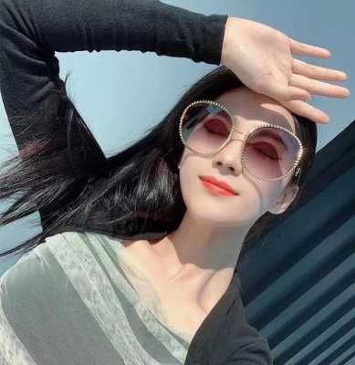 脸小戴什么太阳镜好看（脸小戴什么太阳镜好看女士好点的）
