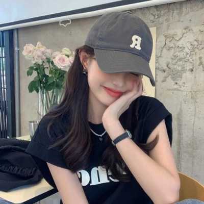 什么颜色帽子显皮肤白，皮肤黑戴什么颜色帽子,什么颜色遮白头发好些呢