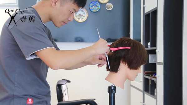 理发剪刀怎么拿视频（理发剪刀怎么拿视频教程）