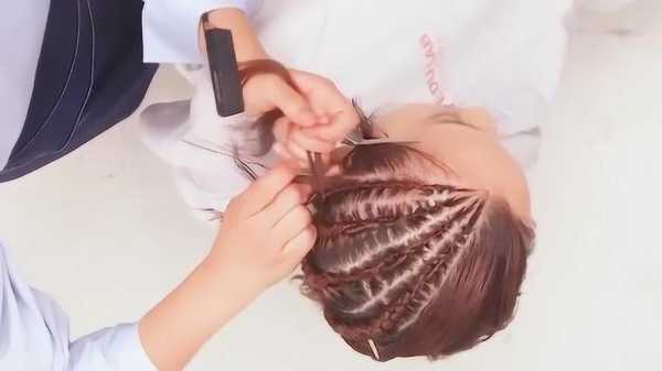摇滚侧编发怎么编（摇滚编发教程）
