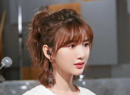 剪什么样的短发显年轻（扎马尾和短发哪个显年轻）