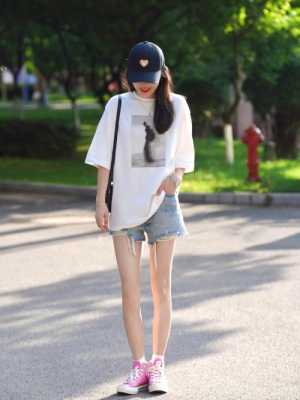 短裤牛仔怎么配衣服（短裤牛仔怎么配衣服好看）