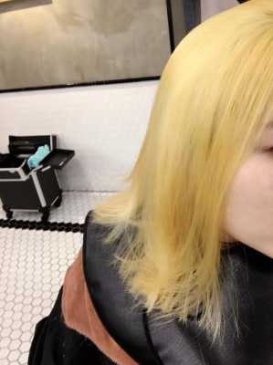 头发自然黄是什么原因（头发自然黄是什么原因引起的）