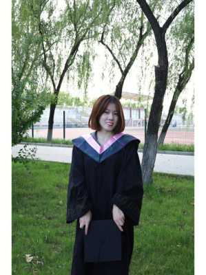 毕业帽怎么戴好看（学士服拿帽子姿势）