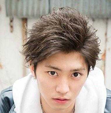 脸小又瘦适合什么发型男（脸小又瘦适合什么发型男生）