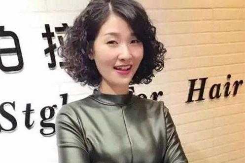 50岁的女人中发烫什么样的洋气,50岁烫什么样的发型显年轻