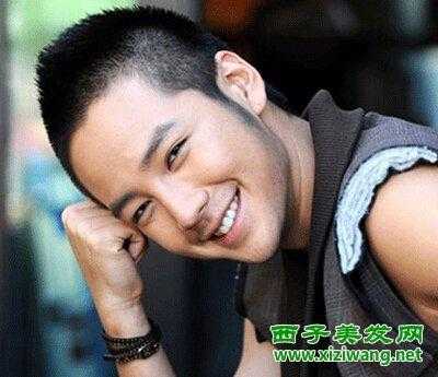 瘦脸适合什么样的发型男（50岁瘦脸男士发型）