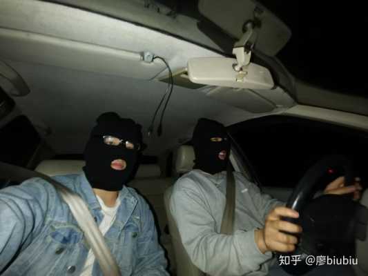 男生头套怎么带图片（问个片儿，一个男人跪在地上手被绑在身后头上带头套，身后有一个男人拿枪指着他。这是最常见的一幕，剧情）
