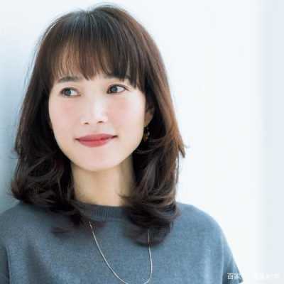 5o岁的女人剪什么头发好看（50多岁妈妈适合什么刘海）