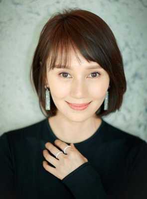 5o岁的女人剪什么头发好看（50多岁妈妈适合什么刘海）