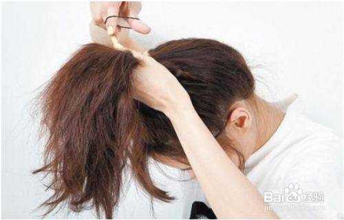 蓬松头发怎么扎图解（如何扎高马尾有蓬松感不扯头皮）