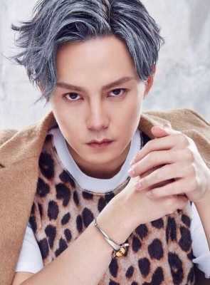 为什么男明星看起来有浓密的头发,明星怎么头发那么浓密呢