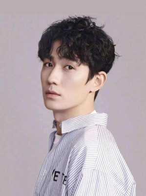 为什么男明星看起来有浓密的头发,明星怎么头发那么浓密呢