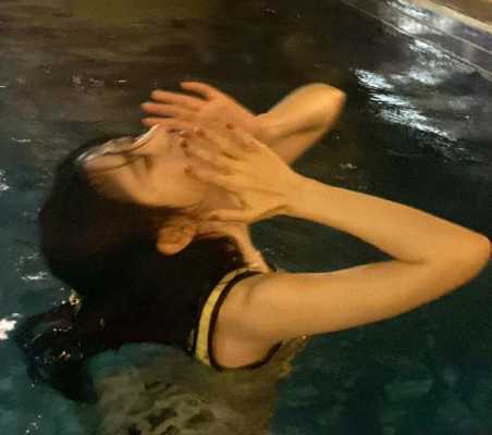 游泳时头发怎么扎（游泳时头发怎么扎图解）