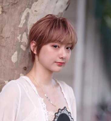 短发什么颜色洋气（40岁短发适合什么颜色）
