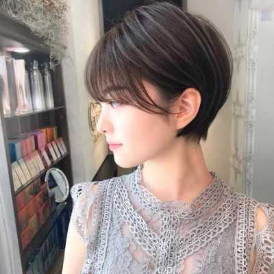 短发什么颜色洋气（40岁短发适合什么颜色）
