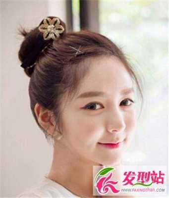 高额头女生怎么扎头发（高额头女生怎么扎头发好看）