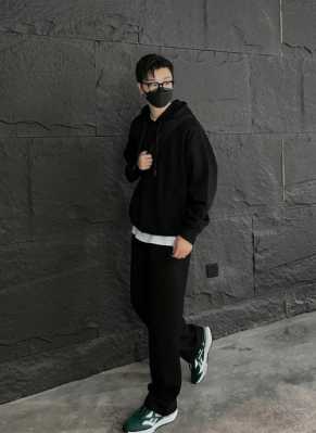 黑色卫衣怎么搭配男（黑色卫衣怎么搭配男生）