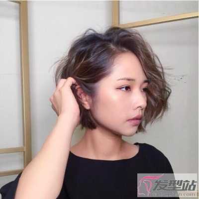 前额自然卷发怎么办（额头前面头发自然卷怎么回事）