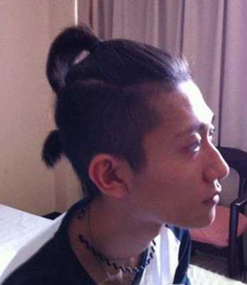 男生扎辫子发型怎么留（男士留长头发后面留个小辫子要怎么绑）