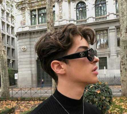 大脸适合什么发型男（脸大的男生适合什么发色）