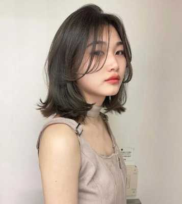 大脸中发适合什么发型（大脸中发适合什么烫发发型图片）