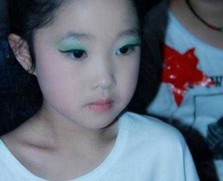 小孩怎么化妆好看图解（小孩怎么化妆好看图解）