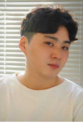 圆脸适合什么短发男（圆脸适合什么短发男生）