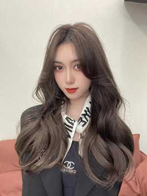 冬季适合什么发色（冬季皮肤黑适合烫染什么发色）
