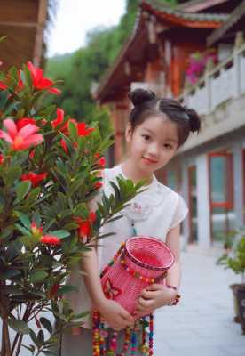 哪吒头怎么配衣服穿（小女孩穿唐服扎什么样的头发）