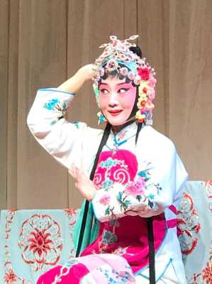 京剧演员是怎么吊眼梢的,