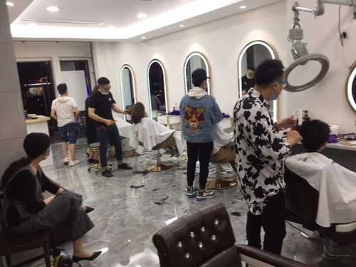 做美发怎么和顾客沟通（在理发店当学徒要注意些什么啊）
