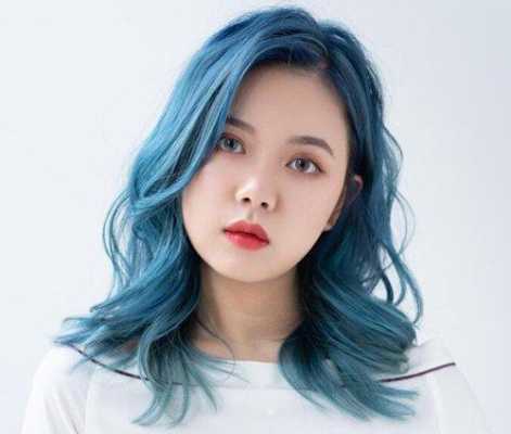 脸大适合什么颜色头发（脸大的人该染什么颜色的头发）