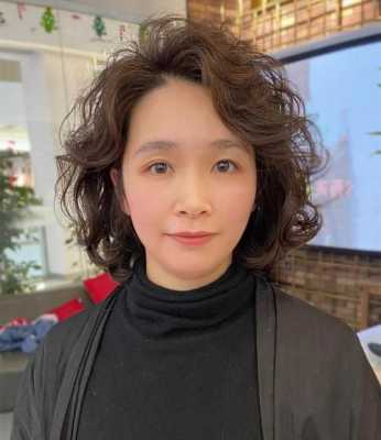 2022年流行什么发型50岁女,50多岁适合什么发型最减龄