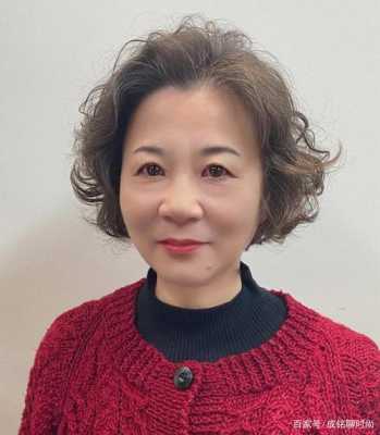 女人梳什么发型好看（60岁女人梳什么发型好看）