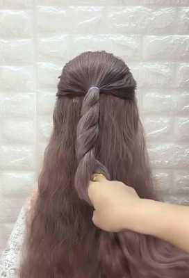 自然卷怎么扎马尾好看（头发怎样绑后带卷）
