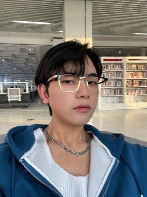 脸小适合带什么眼镜啊?男的,小脸男生适合什么镜框好看