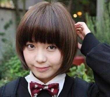 初中女生应留什么发型（初二女生剪什么头发）