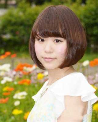 初中女生应留什么发型（初二女生剪什么头发）