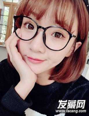 圆形眼镜适合什么发型