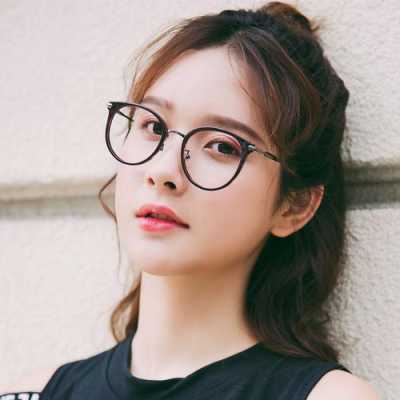 圆形眼镜适合什么发型