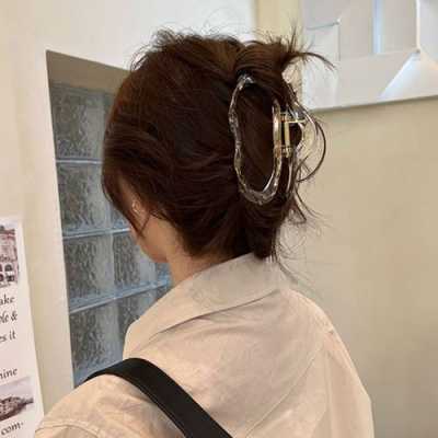 云朵的发型叫什么（云朵鲨鱼夹怎么夹头发）