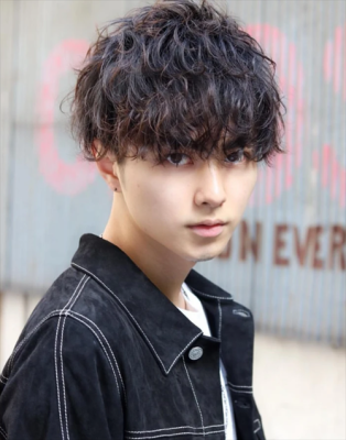 男生烫完纹理怎么打理（实用的男生纹理烫发型打理方法）