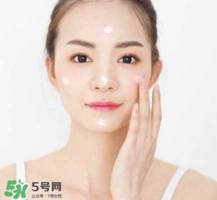 妆前要擦什么（妆前要擦什么）