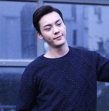 高瘦男生适合什么发型（高瘦长脸男生弄什么发型）