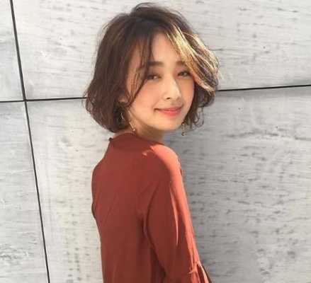 今年短发流行什么烫（今年短发流行什么烫发）
