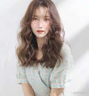 热烫后头发怎么样打理（女士烫发后怎么打理卷发）
