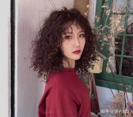 热烫后头发怎么样打理（女士烫发后怎么打理卷发）